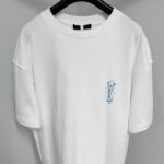 T-shirt bianca minimalista con grafica blu a elefante, stile casual e moderno.