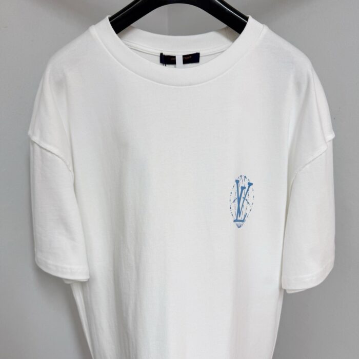 T-shirt bianca minimalista con grafica blu a elefante, stile casual e moderno.