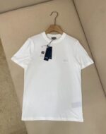 T-shirt bianca minimalista con logo sottile, ideale per stile casual ed elegante.