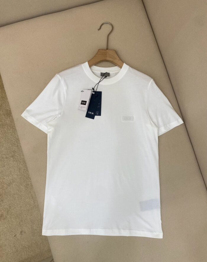 T-shirt bianca minimalista con logo sottile, ideale per stile casual ed elegante.