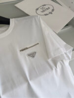 Maglietta bianca elegante con tasca zip e logo di lusso, stile minimale e versatile.