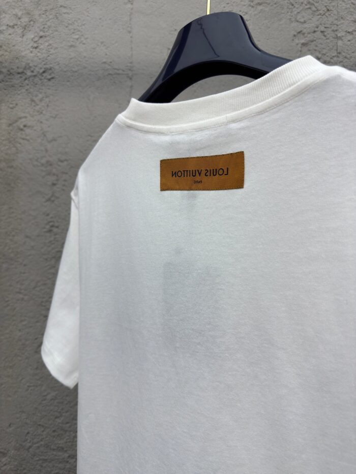 Maglietta bianca semplice con etichetta in pelle, stile minimalista e qualità superiore.