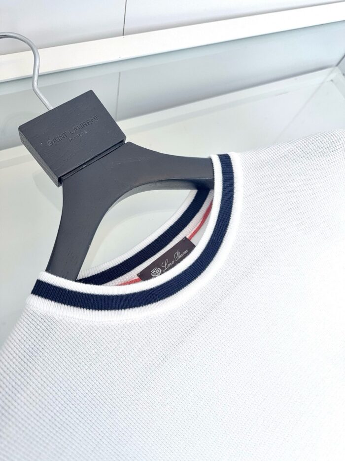 Maglione bianco con colletto navy e dettaglio rosso, stile moderno e chic.