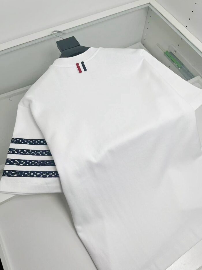 Camicia bianca con dettagli navy e simboli patriottici, stile casual e raffinato.