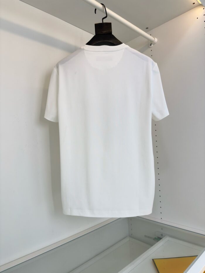 Maglietta bianca semplice appesa in armadio minimalista con stile moderno e organizzato.