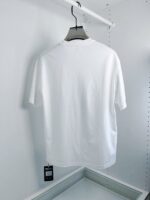 T-shirt bianca semplice su appendiabiti, perfetta per look casual e basics dalta qualità.