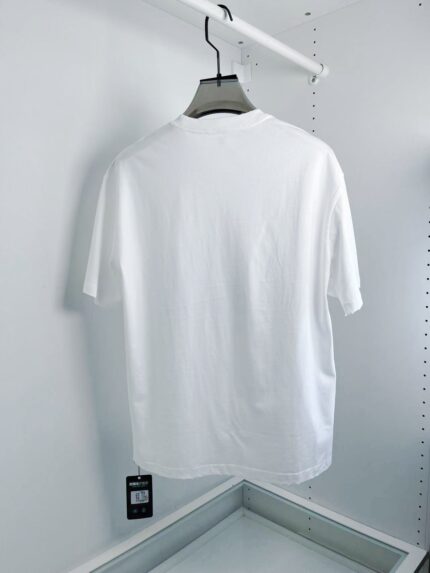 T-shirt bianca semplice su appendiabiti, perfetta per look casual e basics dalta qualità.