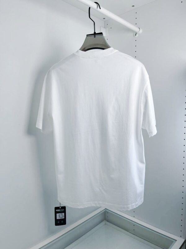 T-shirt bianca semplice su appendiabiti, perfetta per look casual e basics dalta qualità.