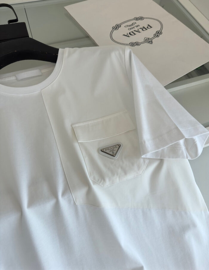 T-shirt bianca minimale con tasca e logo elegante, stile sofisticato e versatile per ogni look.