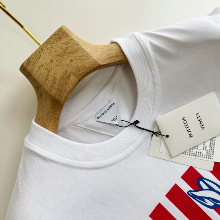 T-shirt bianco con grafica colorata in stile streetwear, comoda e alla moda.