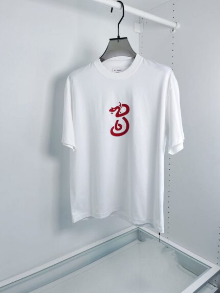 T-shirt bianca con grafica rossa artistica, stile minimalista, casual e moderna.