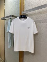 Magliette bianche e azzurre elegantemente esposte in negozio di moda moderna.