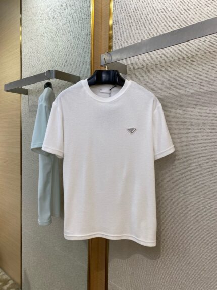 Magliette bianche e azzurre elegantemente esposte in negozio di moda moderna.