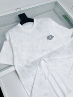 Maglietta bianca casual con logo geometrico sottile, stile moderno e versatile.