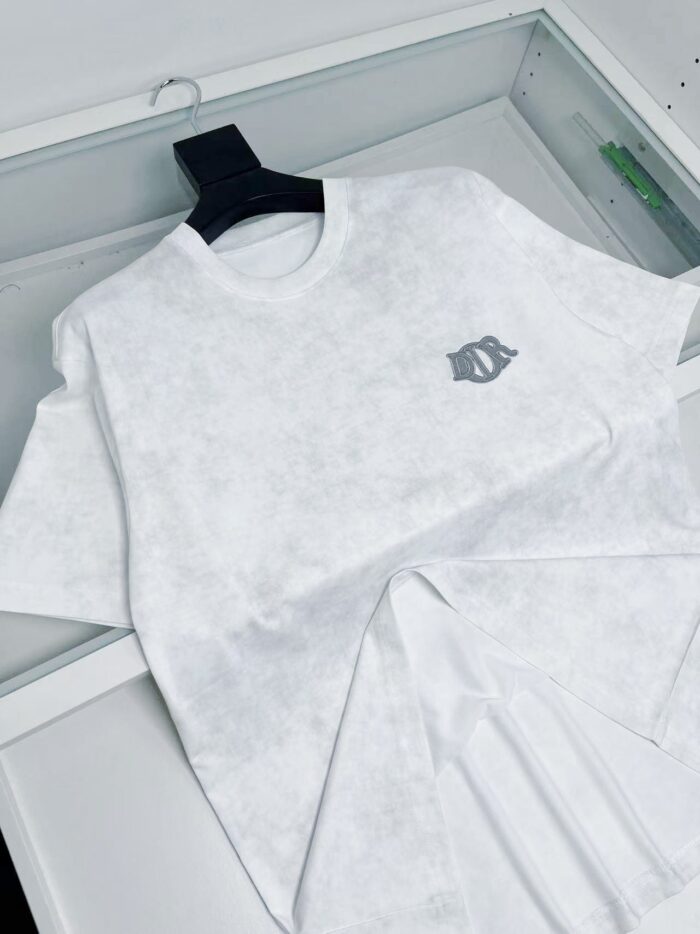 Maglietta bianca casual con logo geometrico sottile, stile moderno e versatile.