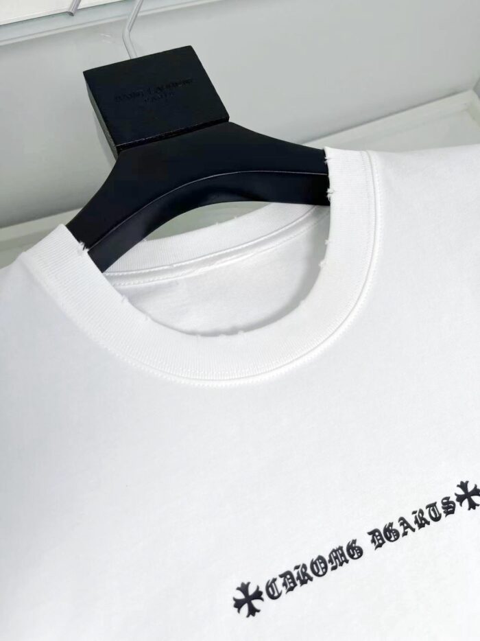 T-shirt bianco con logo diagonale “CROME DEARS” e dettagli moderni, elegante e casual.