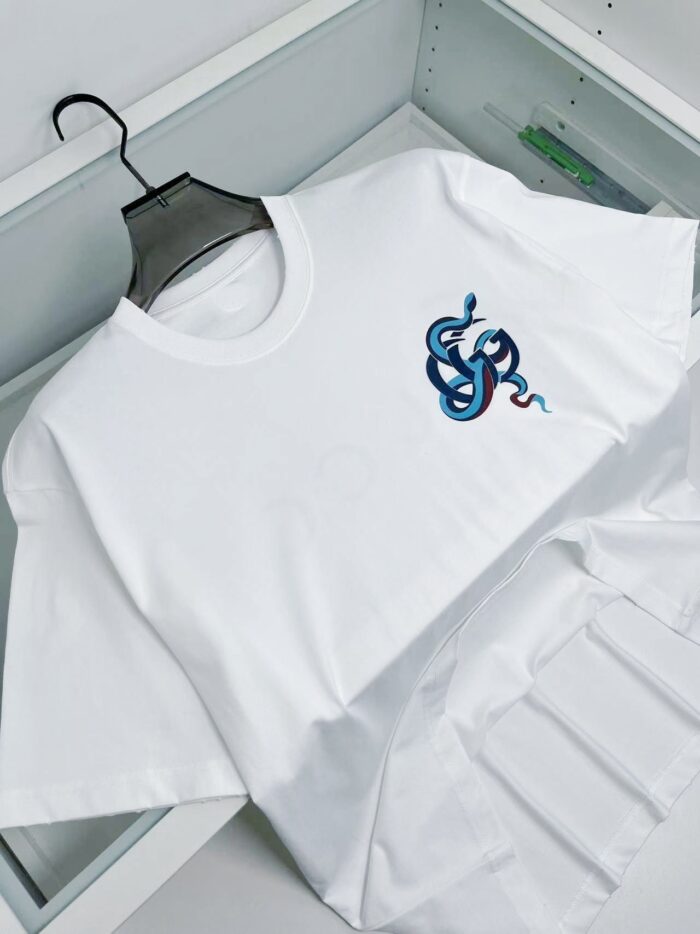 Maglietta bianca con ricamo serpentiforme colorato e moderno, stile casual e fashion.