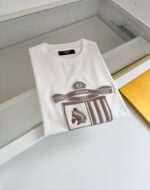 Maglietta bianca con grifone e logo Roma, stile minimalista e design elegante.