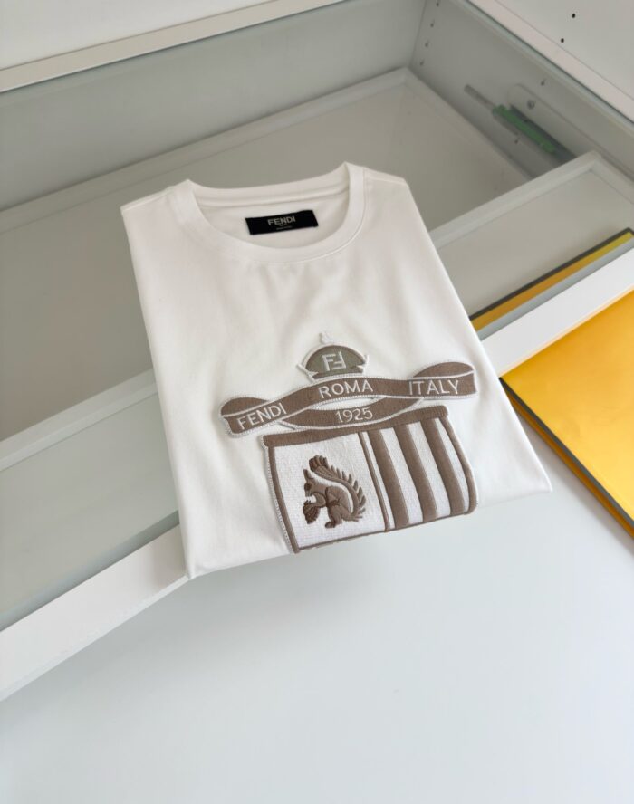 Maglietta bianca con grifone e logo Roma, stile minimalista e design elegante.