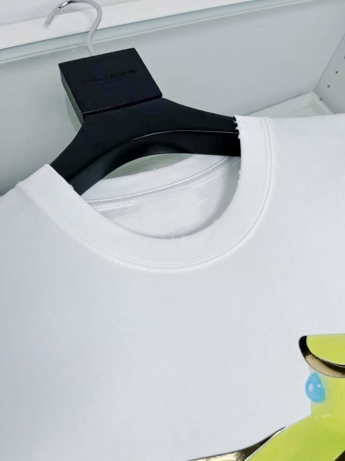 Maglietta bianca con logo colorato su appendiabiti nero, stile casual e dettagli curati.