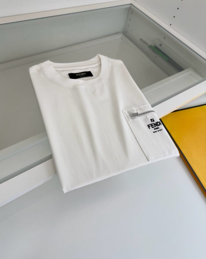 Maglietta bianca minimalista con tasca, alta qualità e stile casual elegante.
