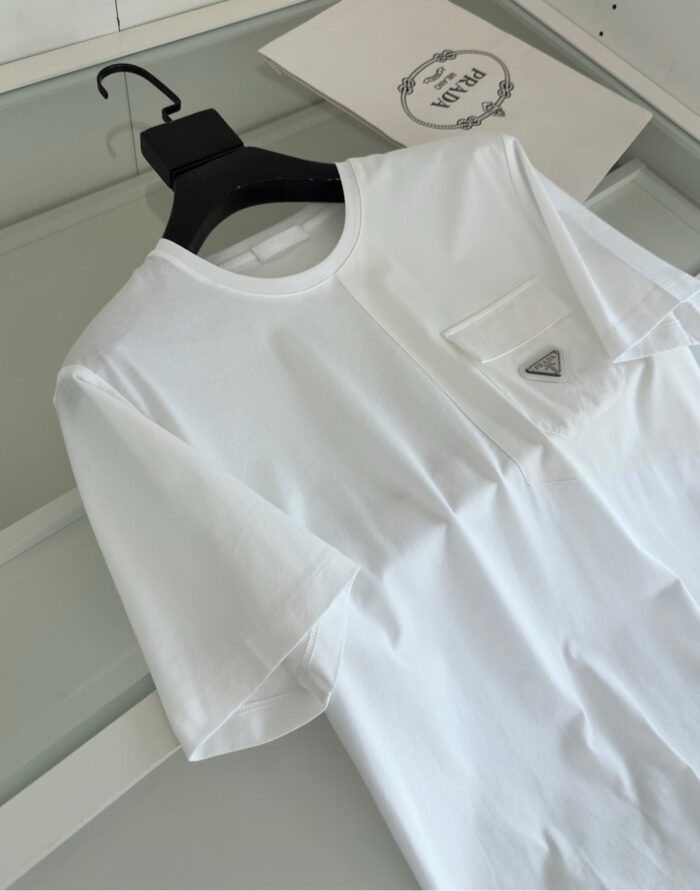 T-shirt bianca semplice con taschino e logo, stile casual ed elegante.
