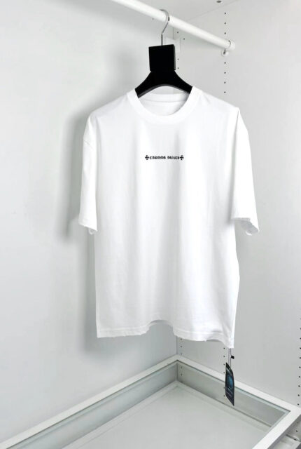 Maglietta bianca casual con logo minimalista, morbida e comoda, su appendiabiti in stile moderno.
