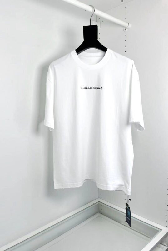 Maglietta bianca casual con logo minimalista, morbida e comoda, su appendiabiti in stile moderno.