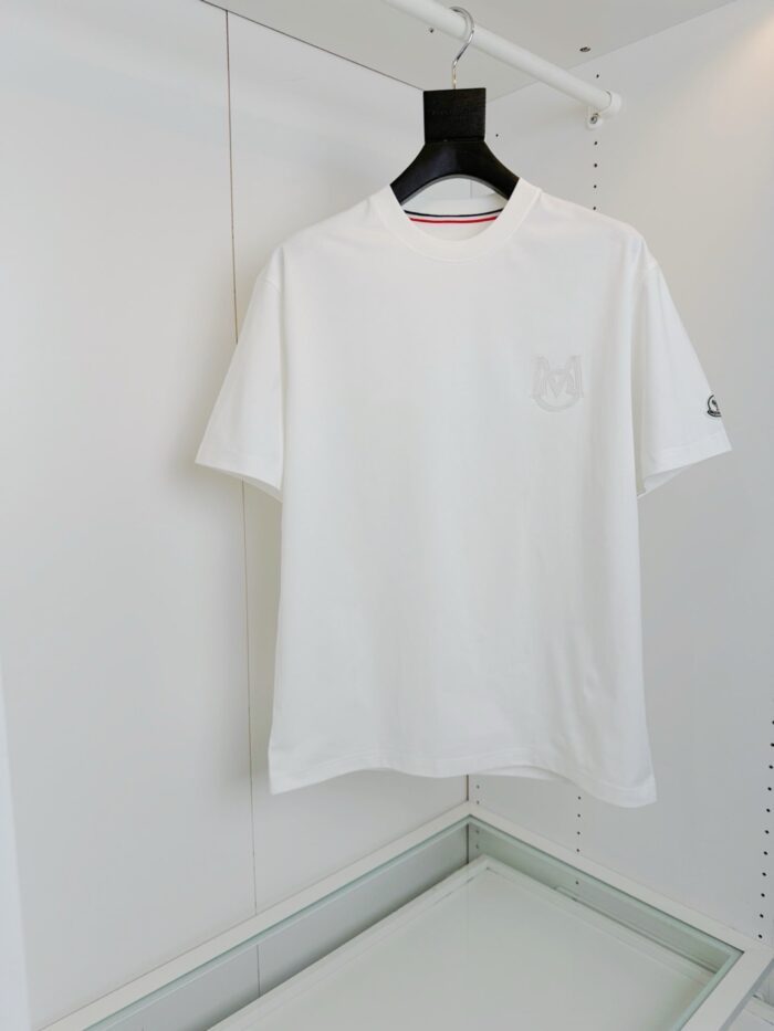 T-shirt bianca minimalista con collo rosso, logo discreto e stile casual elegante.