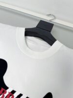 Maglietta bianca con stampa grafica casual, vestibilità comoda, perfetta per stile quotidiano.