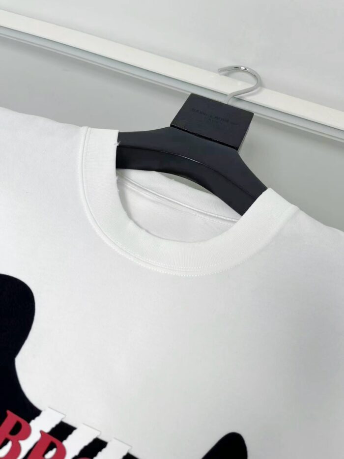 Maglietta bianca con stampa grafica casual, vestibilità comoda, perfetta per stile quotidiano.