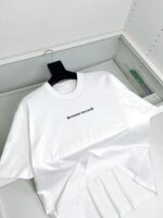 Maglietta bianca con slogan Eternal Moments, stile semplice e moderno, perfetta per ogni occasione.