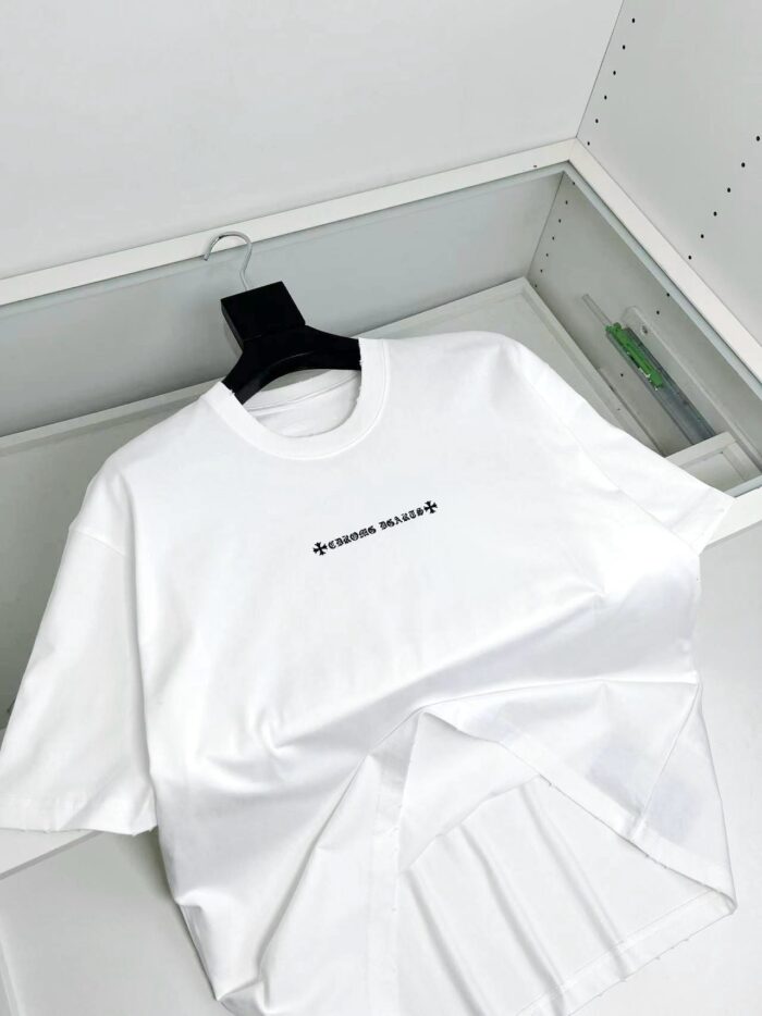 Maglietta bianca con slogan Eternal Moments, stile semplice e moderno, perfetta per ogni occasione.