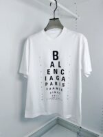 Maglietta bianca con logo tipografico verticale e stile minimale, elegante e moderna.
