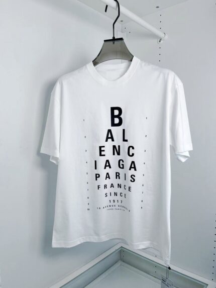Maglietta bianca con logo tipografico verticale e stile minimale, elegante e moderna.