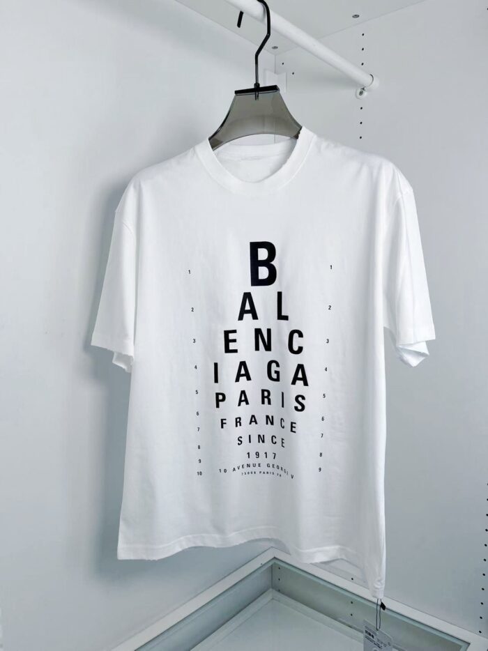 Maglietta bianca con logo tipografico verticale e stile minimale, elegante e moderna.
