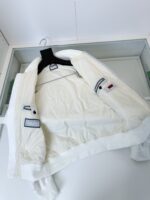 Giacca bianca elegante impermeabile con fodera leggera, ideale per inverno e look moderni.