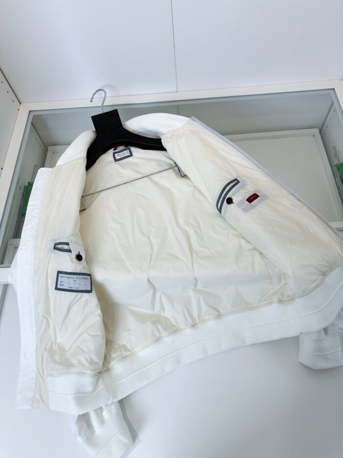 Giacca bianca elegante impermeabile con fodera leggera, ideale per inverno e look moderni.