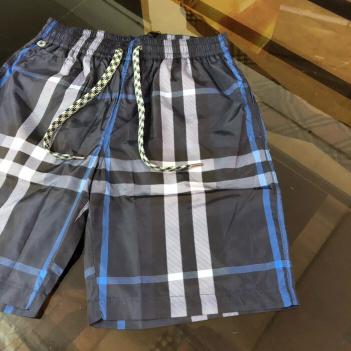 Costume da bagno a quadri blu navy e grigio, pratico e elegante per lestate.