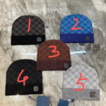 Set di 5 berrette invernali alla moda con fantasia checkered, vari colori e stile elegante.