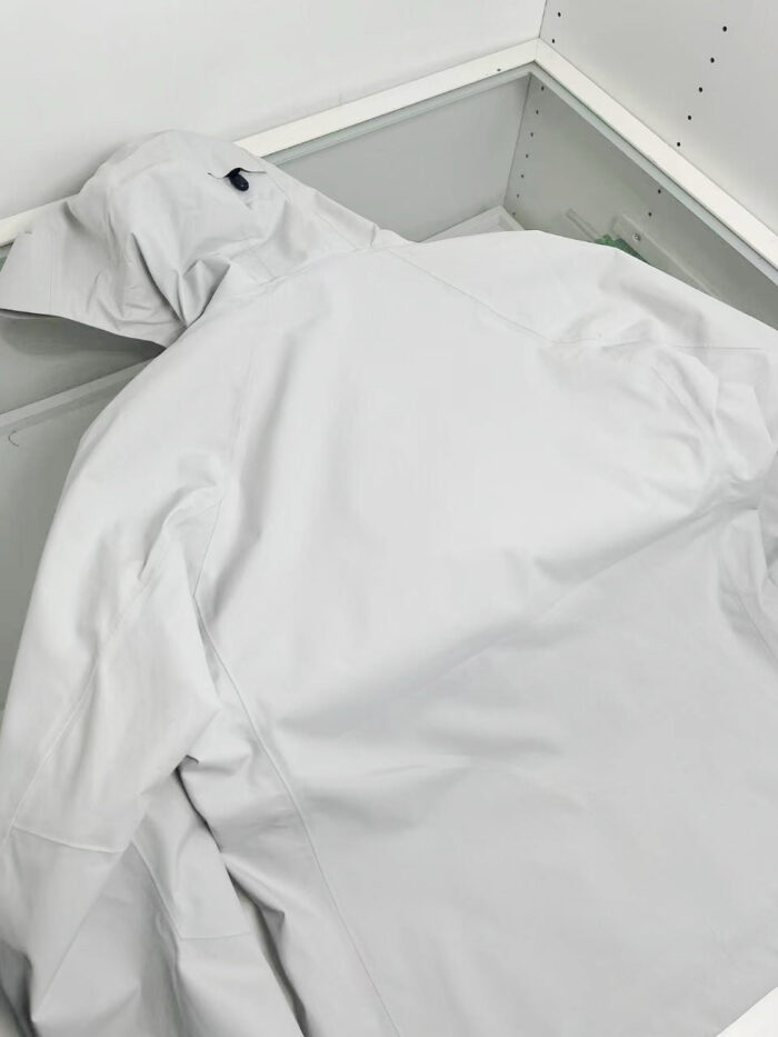 Giacca impermeabile nel congelatore, contrasto tra funzione outdoor e ambiente freddo.