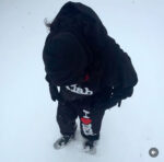Persona in abbigliamento invernale con Hoodie Lab sotto neve fresca e soffice.
