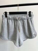 Pantaloncini sportivi grigi in cotone con elastico e cordino, ideali per fitness e relax.