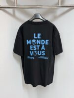 T-shirt nero con stampa Il Mondo È Vostro e globo, stile casual e moderno.