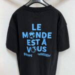 T-shirt nera con slogan Il Mondo È Tuo e grafico globale blu.