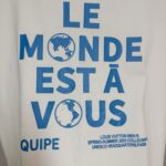 T-shirt Louis Vuitton Spring Summer 2025, slogan mondiale e grafica Earth, stile contemporaneo.
