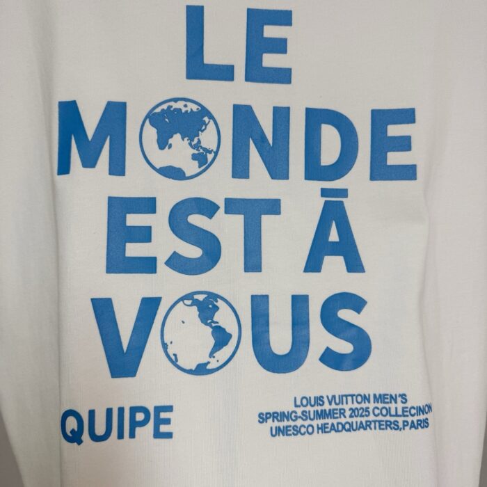 T-shirt Louis Vuitton Spring Summer 2025, slogan mondiale e grafica Earth, stile contemporaneo.