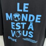 Maglietta Louis Vuitton con slogan Il mondo è tuo e globi, collezione primavera-estate 2023.