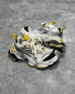 Sneaker sportive casual con dettagli gialli, usate, stile streetwear, confortevoli e moderne.