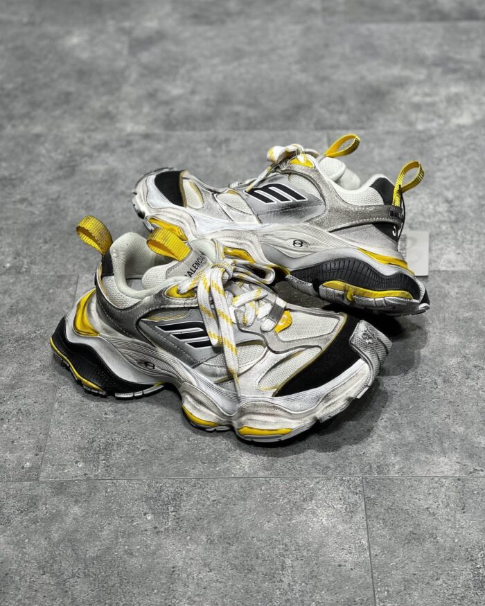 Sneaker sportive casual con dettagli gialli, usate, stile streetwear, confortevoli e moderne.